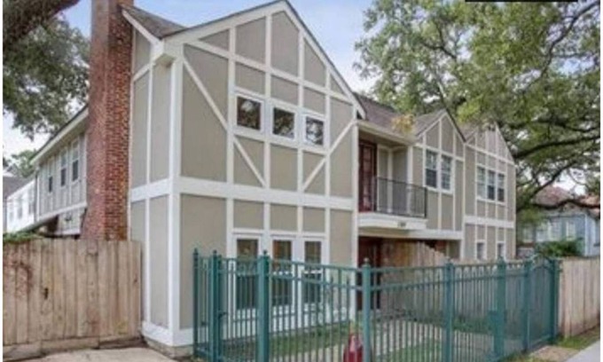 Central Carrollton Association House | Spacious double-sided with a fantastic view