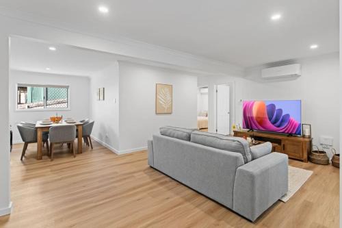 Herston House | Spacious Dual Retreat Balcony near RBWH and CBD