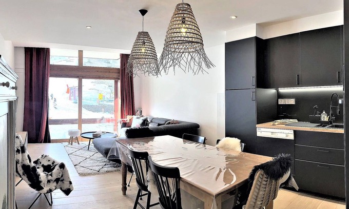 Le Corbier Apartment | Spacious duplex at the foot of the slopes with pool access