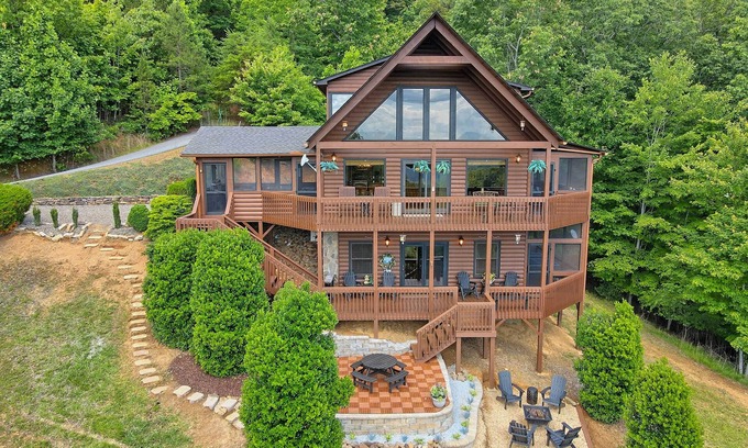 Murphy Cabin | Spacious 'Eagle's View' Luxury Cabin w/Views
