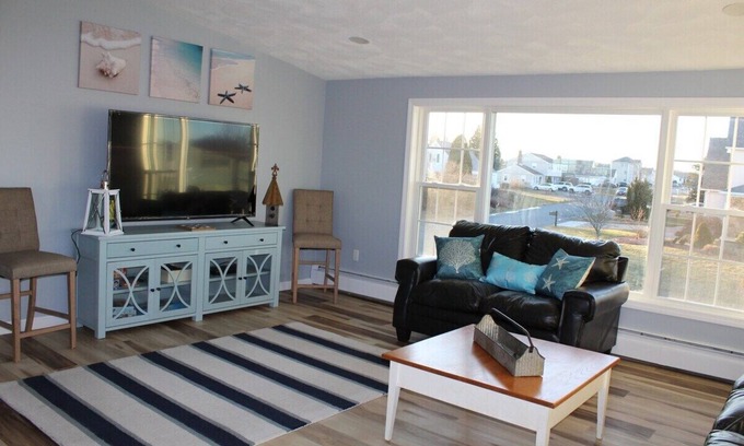 Eastward Look House | Spacious Eastward Look Neighborhood Beach House!