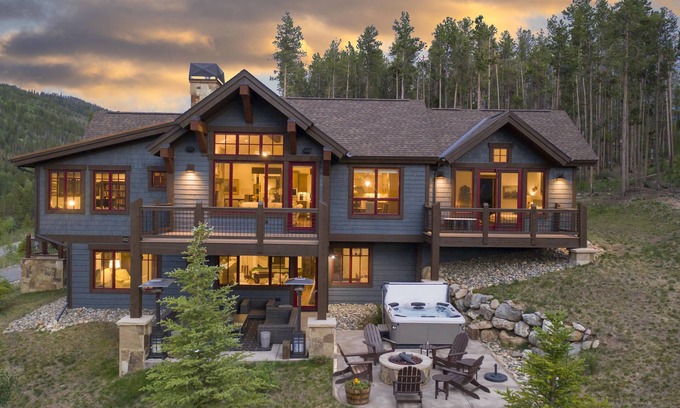Corkscrew Flats House | Spacious Elegance, 5 en suites, hiking trail to town, packed with amenities!