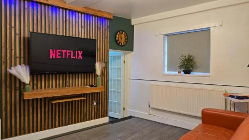 Bury Apartment | Spacious Entire Apartment with Free Parking Perfect for Relocators Contractors and Long Term Stays