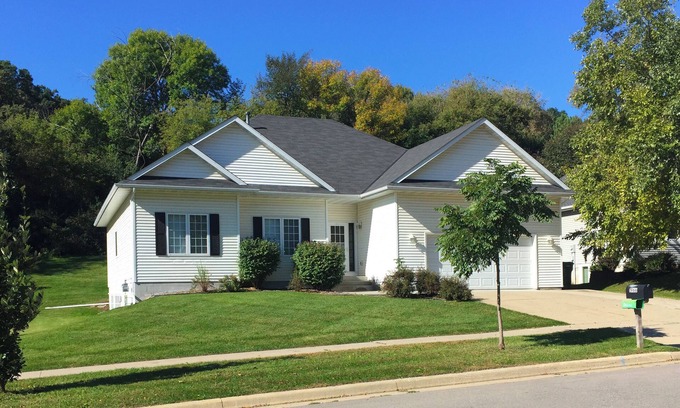 Rochester House | Spacious Executive Home, safe neighborhoo, 2 miles to Mayo Clinic