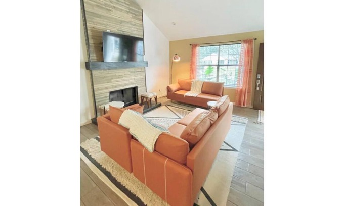 Savannah House | Spacious Executive Rental 2500sq ft 4 bedrooms/5 beds/3 bathrooms
