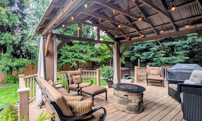 Dundee House | Spacious Family Friendly 3-bedroom House with AC, WiFi, Hot Tub, Play Structure