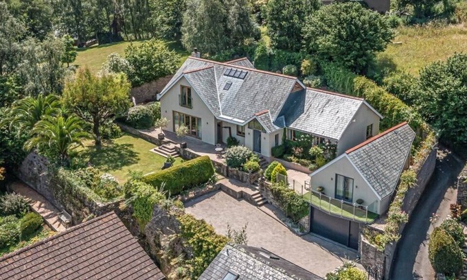 Slapton House | Spacious family home 3 mins to beach sleeps 8