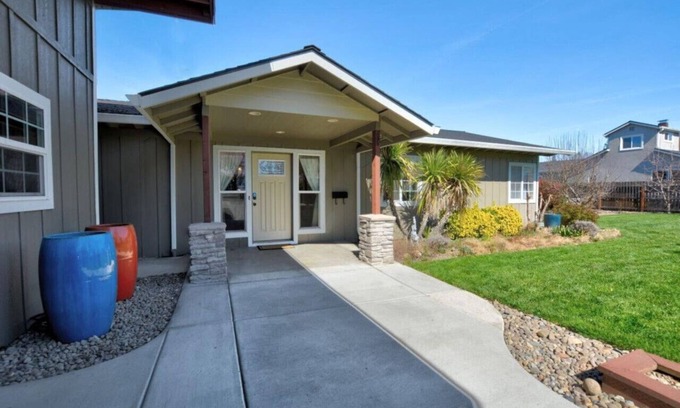 Medford House | Spacious Family Home w/Hot Tub! Medford, OR