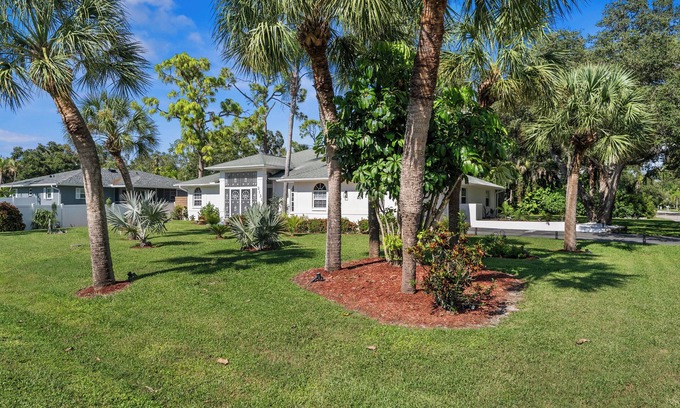South Venice House | Spacious Family Retreat with Private Pool, Volleyball, and close to the Beach!