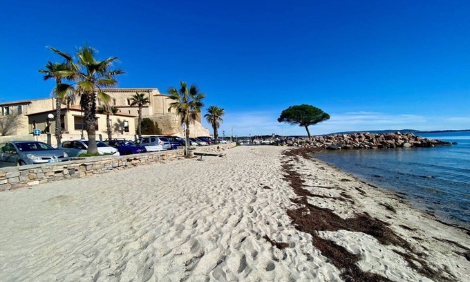 Meze House | Spacious family villa for 8 with stunning views in Mèze