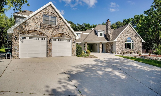 Chilton Villa | Spacious Family Villa w/Decks in Chilton!