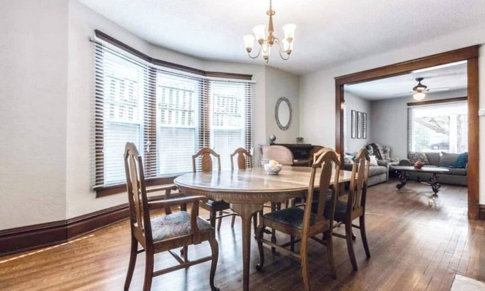 Kansas City House | Spacious five-bedroom home in the heart of Kansas City - Fast highway access