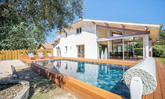 Vieux-Boucau-les-Bains Villa | Spacious 15P family friendly house close to beach with heated pool & Jacuzzi