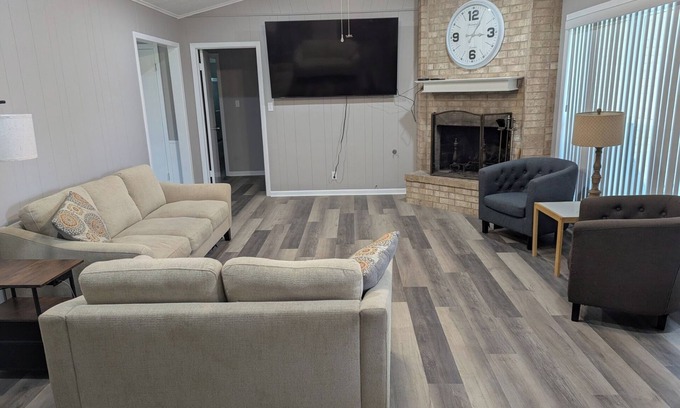 Friendswood House | Spacious, Fully Remodeled Retreat in Family Friendly Friendswood