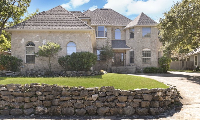 Crownridge of Texas House | Spacious Fun-Filled Retreat 5 minutes to Six Flags!