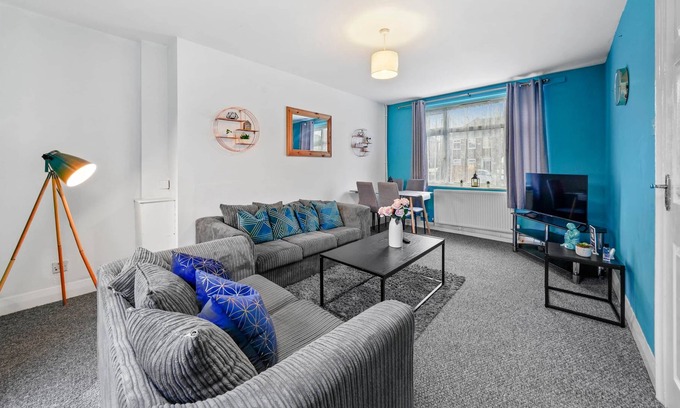 Sittingbourne House | Spacious Gem in Sittingbourne Ridham W/ Parking