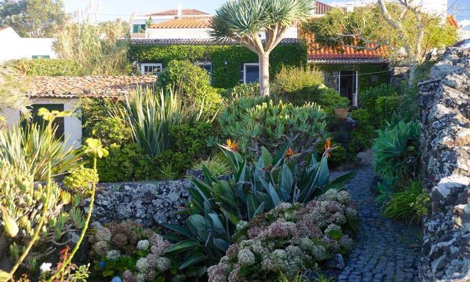 Lagoa House | Spacious, generously furnished house in a row of ancient fishermen’s houses