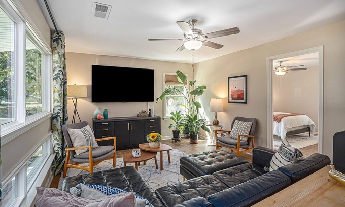 Fair Oaks House | Spacious Getaway w/Fast WiFi, Chef’s Kitchen for 8+