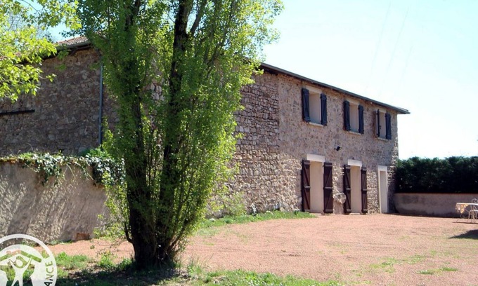 Saint-Haon-le-Vieux Cottage | Spacious gîte with pool, pets allowed in St Haon le Vieux