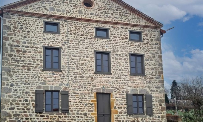 Le Crozet Cottage | Spacious gîte in Crozet - Up to 12 people, pets allowed