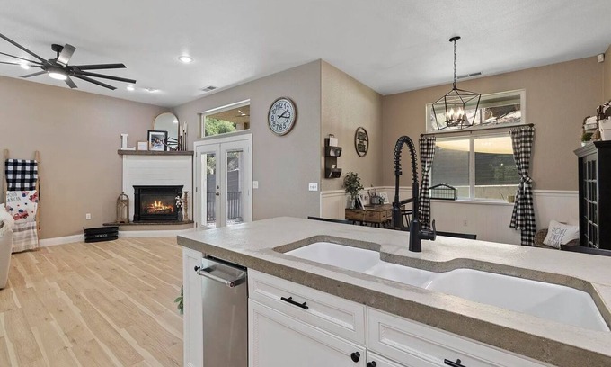 Sonora House | Spacious-Gourmet Kitchen-Sauna-Luxe King Bed-Nespresso-Ping Pong-Arcade
