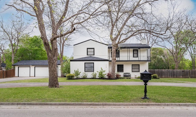 Lockhart House | Spacious Historic Home Near Downtown Lockhart