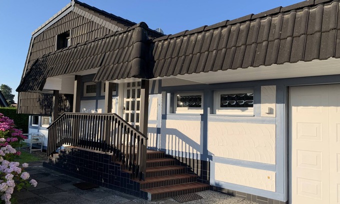Nordseebad Burhave House | Spacious holiday home, close to the beach, WiFi, pets welcome, quiet residential area