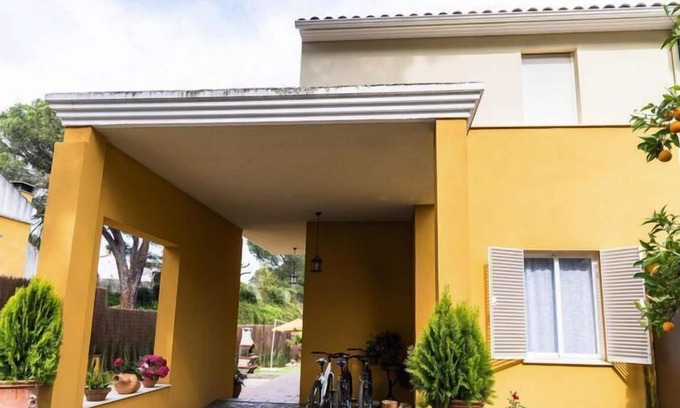Las Jaras House | Spacious holiday home in Cordoba with garden