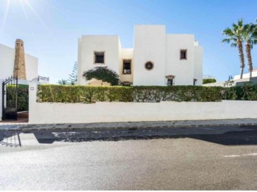 Carboneras House | Spacious holiday home with private garden