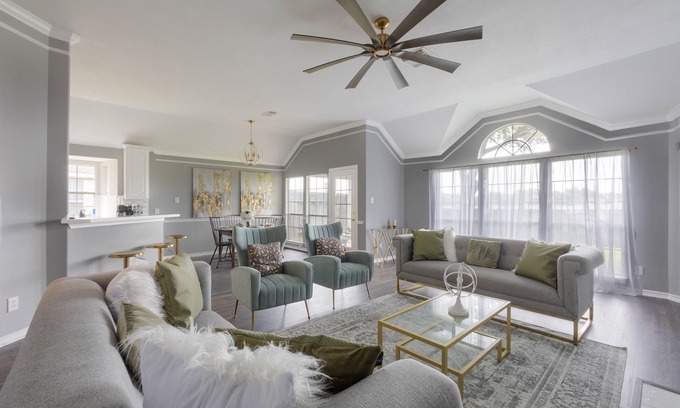 Barker House | Spacious Hollywood Glam Home, Pet-Friendly Comfort for the Perfect Stay