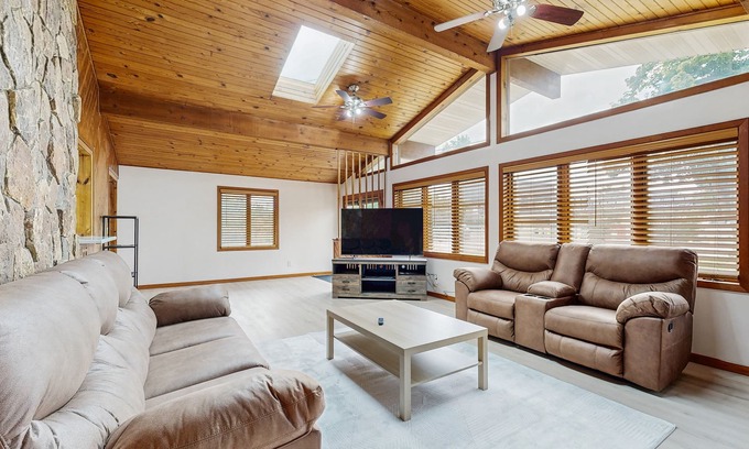 Lake Delton House | Spacious Home In the Heart of Wisconsin Dells, with WIFI & Gas Grill