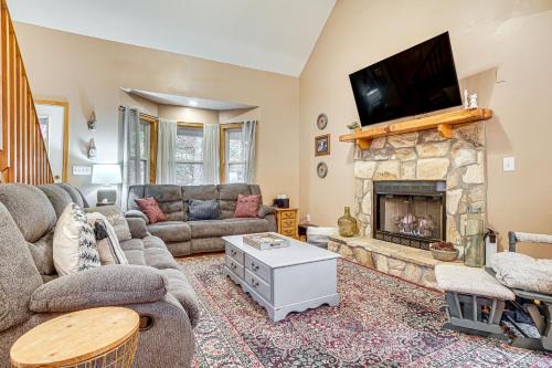 Helen House | Spacious Home in Helen with Porch and Balcony!