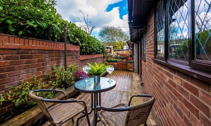 Golborne House | Spacious Home in Warrington | 53 Degrees Property | Ideal for Groups - Sleeps 8!