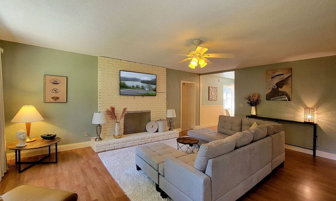 Gold Hill House | Spacious Home on Rogue River | Sleeps 10 | Soaking Tub