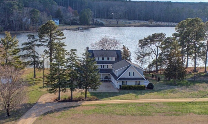 Hallieford House | Spacious home on the waterfront with kayaks, SUP's and fishing and more!