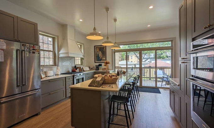 Rogers Park House | Spacious home w Chef’s Kitchen, Natural Light, Open Floor Plan, Ideal for Groups