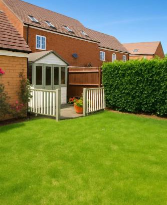 Bedford House | Spacious Home with Parking for Families & Contractors