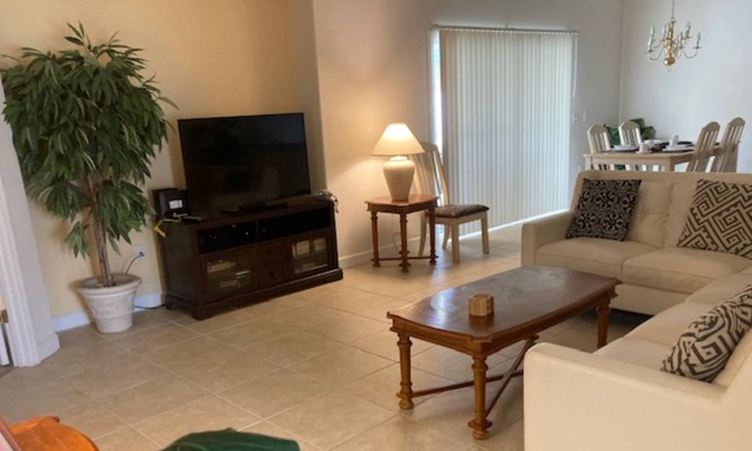 Thousand Oaks Villa | Spacious home with pool and spa, near Disney, malls, and resturants