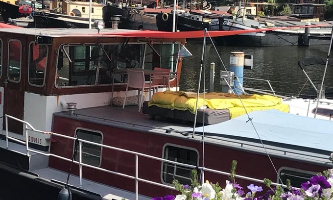 Haarlemmerbuurt Ski Chalet | Spacious homely house boat