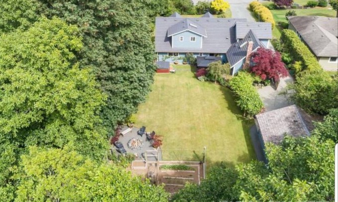 Campbell River House | Spacious House 2 Blocks from the Beach