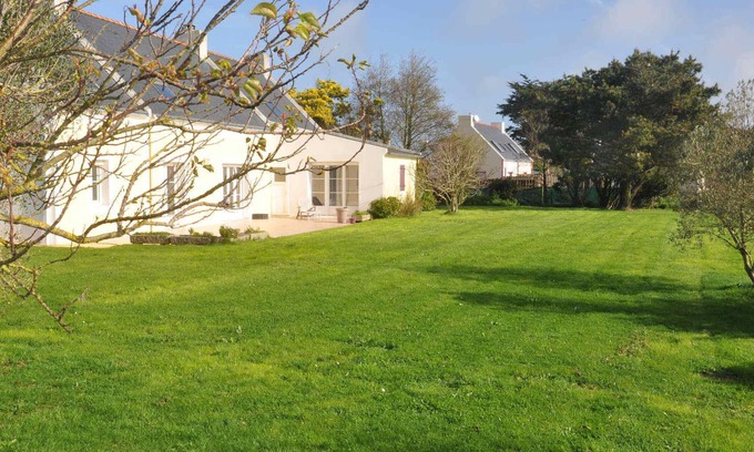 Locmaria House | Spacious House for 9 with Garden, BBQ, and Close to Beach in Kerdavid
