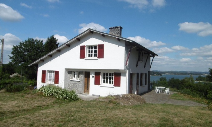 Arvieu House | Spacious house, 4 bedrooms, 2 bathrooms, lake view, close to the beach