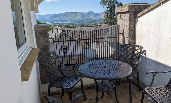 Keswick House | Spacious house, high in the hills, stunning views, on-site indoor pool, bar, gym