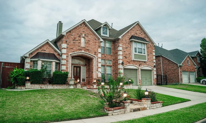 Grand Prairie House | Spacious house just under 4000sqft 15 minutes from cowboys and rangers stadiums.