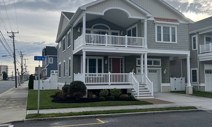 Wildwood Crest House | Spacious House Private Pool Ocean View 2 Decks 4 King Bed close to Ocean
