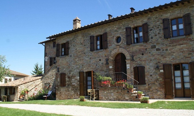 Montone House | Spacious Holiday Home in Montone with Swimming Pool