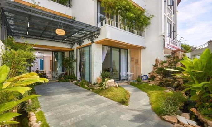 Da Nang City Centre House | Spacious King Room with Garden View in the lovely center of Đà Nẵng