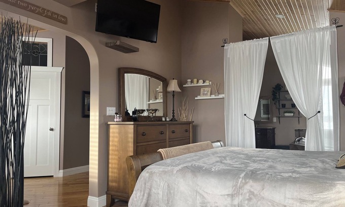 Central Alberta Ski Chalet | Spacious Lake Front Chalet on Golf Resort- 3 minutes from Iron Horse Trail!