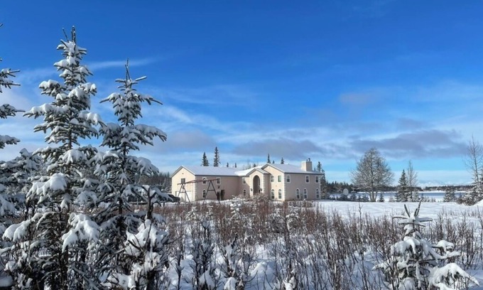 Salamatof House | Spacious Lake Vista Grand Villa - 7BR, Hot Tub, Sauna, WiFi, Spa, Fire Pit