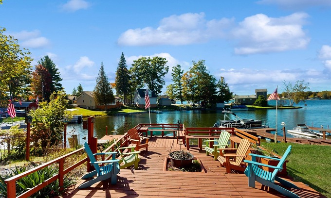 Farwell House | Spacious lakefront house with private dock, wifi + kayaks